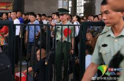 国米重伤倒地，本菲卡全队围拢祈祷，场面感人的简单介绍